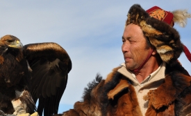 Photo by Altaihunters | CC BY SA 3.0 Kazakh eagle hunter in Altai Tavan Bogd National Park, Mongolia.