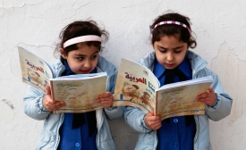 Photo by Wikimedia/CC by-SA 3.0 Young girls reading