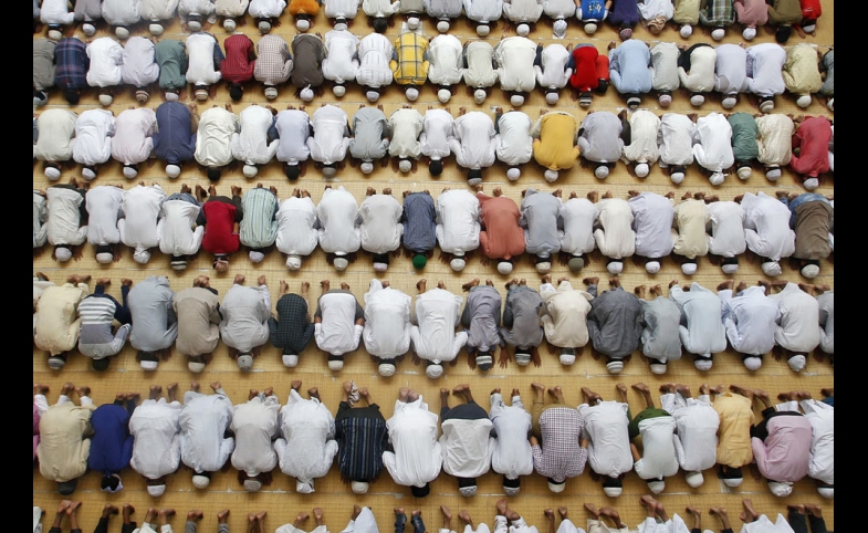 Photo by Jordi Bernabeu Farrús/ CC by-SA 2.0 Muslims Praying