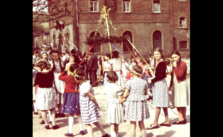 by Paul Walde (1899-1970). Licensed under Public Domain via Wikimedia Commons "Ochsenfurt 1930er Umzug Kinder"